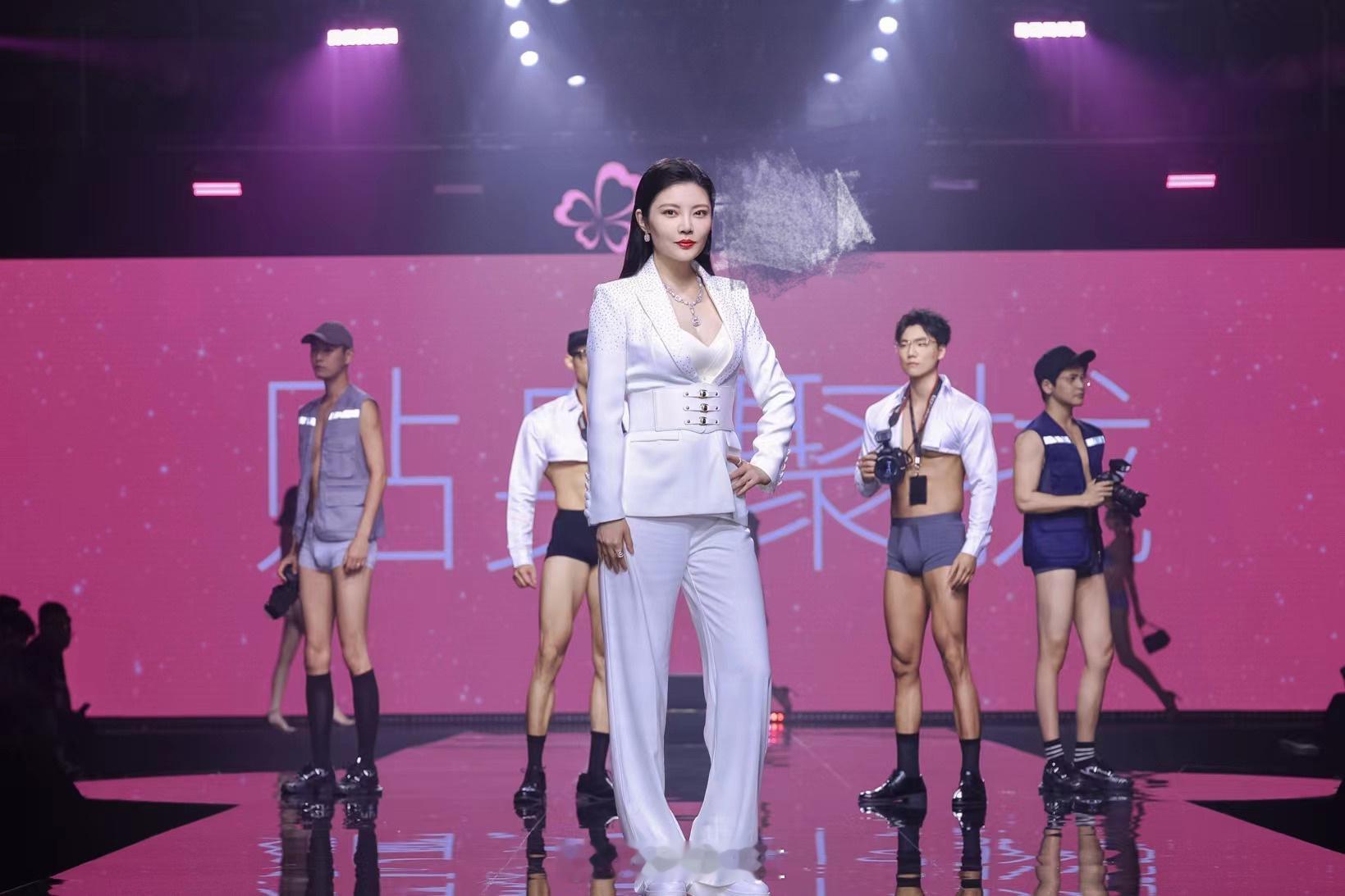 #徐冬冬猛男秀##徐冬冬走秀气场# 在时尚的世界里，徐冬冬是一颗璀璨的明星。紧身