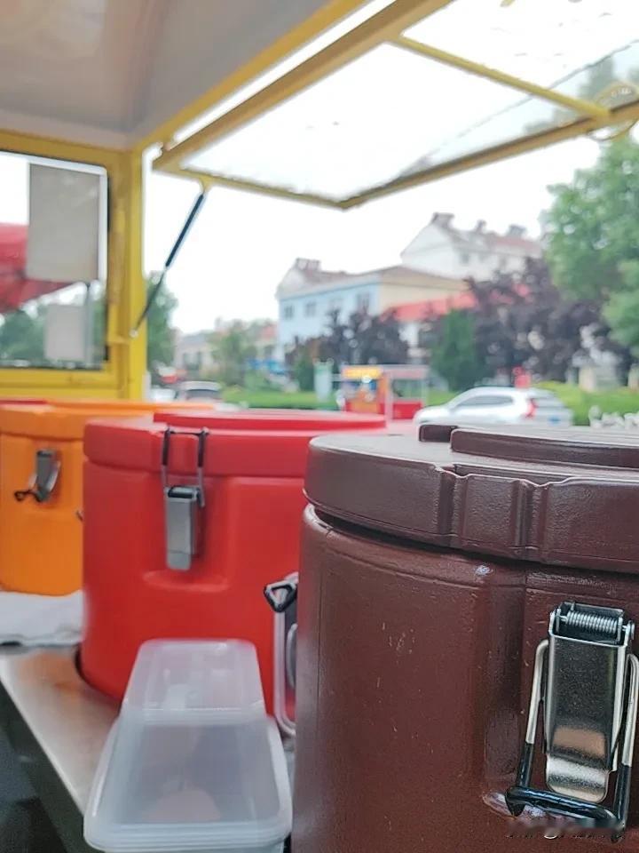 今天下雨有点凉，买盒饭的人哩哩啦啦跟下雨似的。