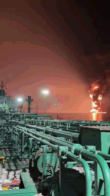 中国船员拍摄的霍尔木兹海峡被打爆的油船
什么叫强大的祖国，这就是强大祖国的含金量