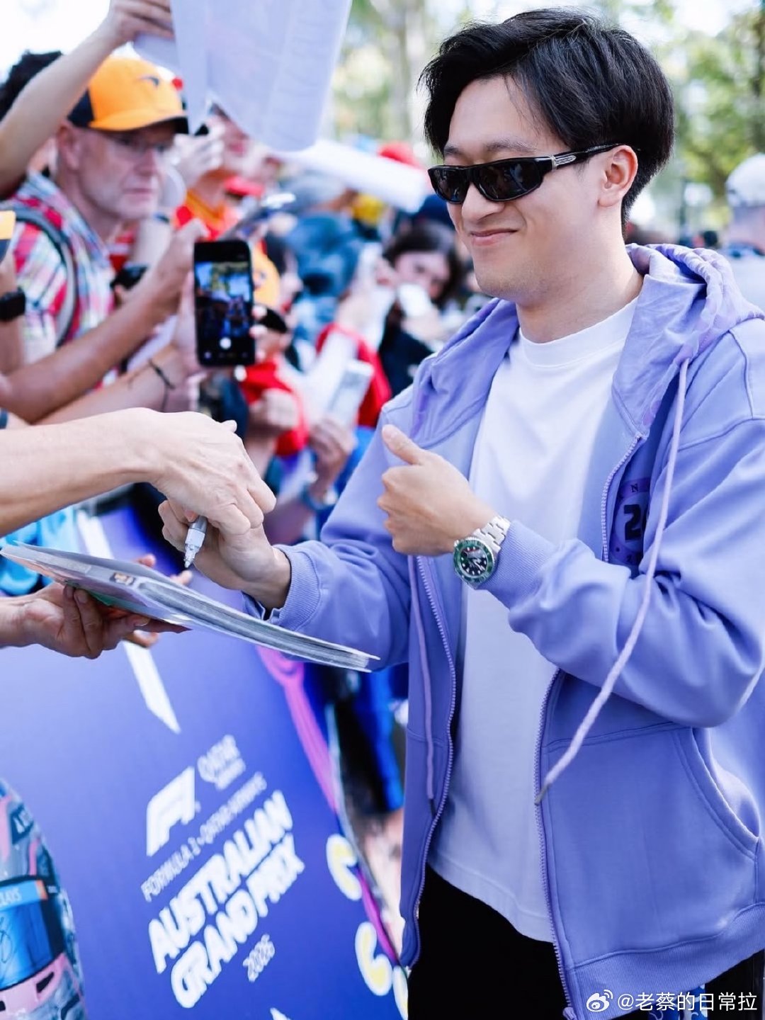 周冠宇紫薯精 周冠宇身穿一身紫色赛车服亮相赛场，造型亮眼又帅气，被网友可爱调侃为