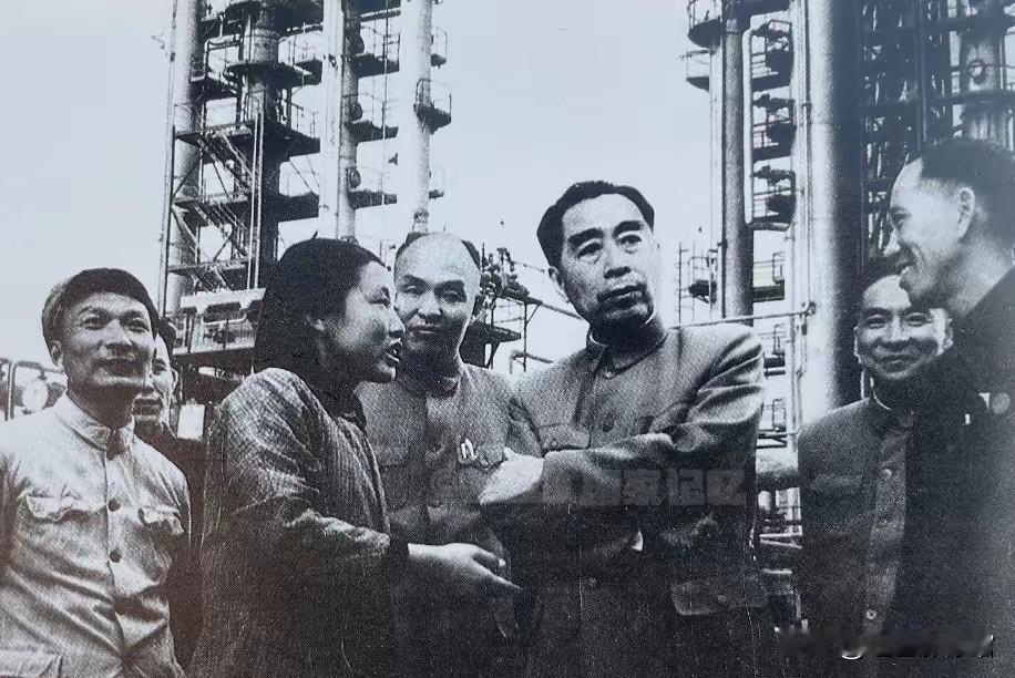 这张照片定格了1959年10月14日周恩来总理视察兰州炼油厂（今兰州石化） 的珍