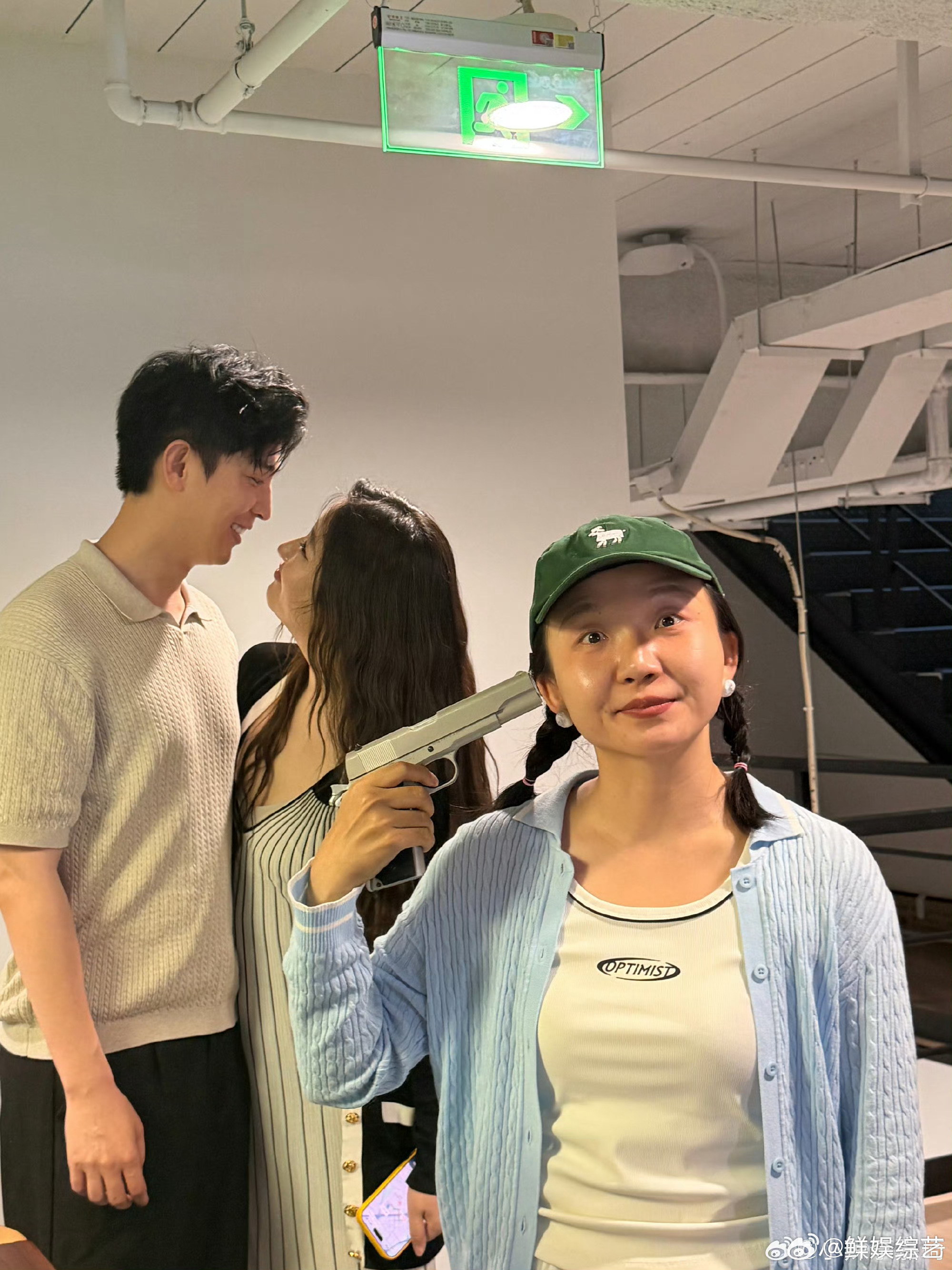 锤娜丽莎送辣目洋子大蒜辣椒花 锤娜丽莎也太会整活了😂给辣目洋子送上大蒜辣椒花束