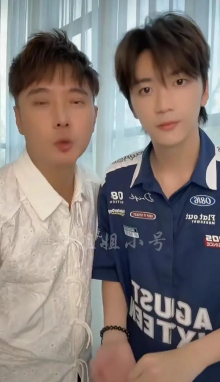 这一家人还真的是搂钱的耙子。
洪欣的丈夫张丹峰和继子张鎬濂一起开启了直播带货。看