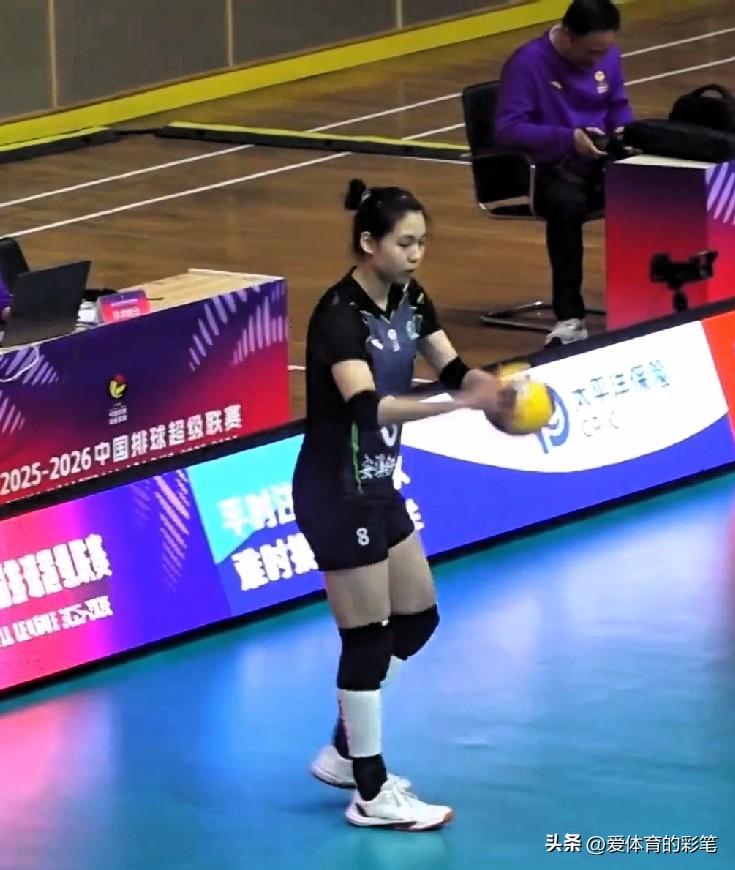 庄宇珊登场了[呲牙]与浙江女排比赛的第四局20:21落后时，教练派她上场救火，她