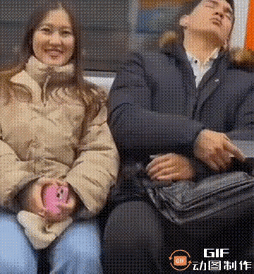 撑死胆大的，饿死胆小的。一女子乘坐地铁，发现旁边一位男子是自己喜欢的类型，而且男
