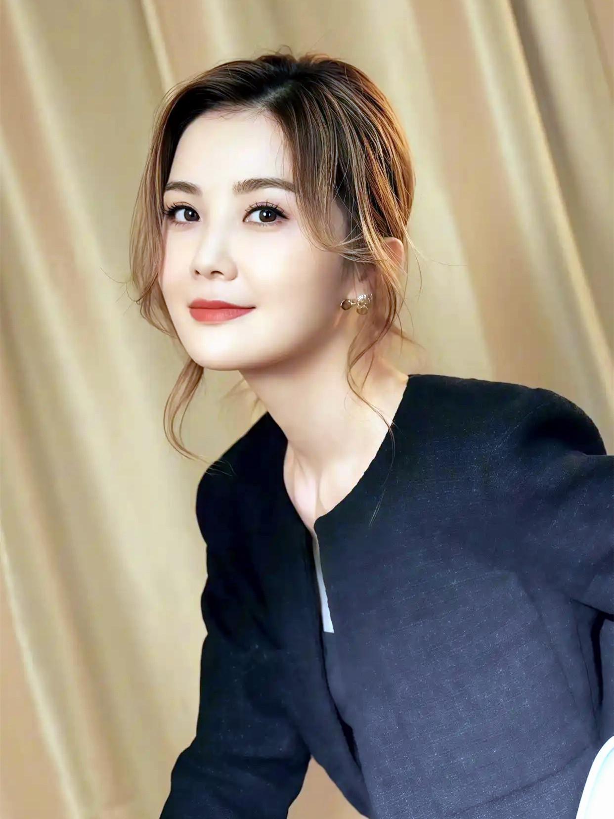 发现没？
其实43岁蔡卓妍结婚这事儿，
早有征兆。

这都要从她的感情史说起：