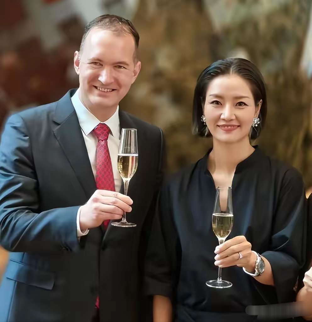 李娜为北京劳力士剪彩，又白又美，看来大牌还得找运动员啊 ​​​