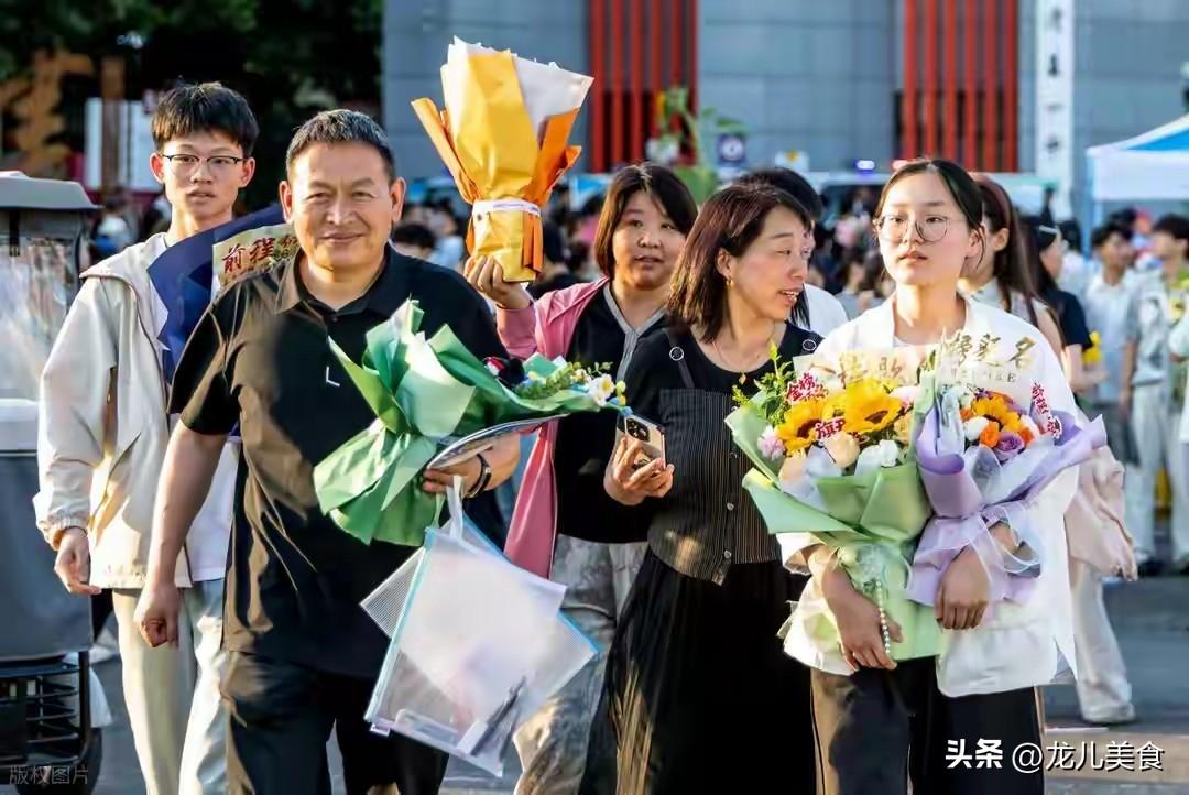 河南718分考生刷屏：没有手机、没让妈妈陪过作业
 
2026年河南高考放榜，郸