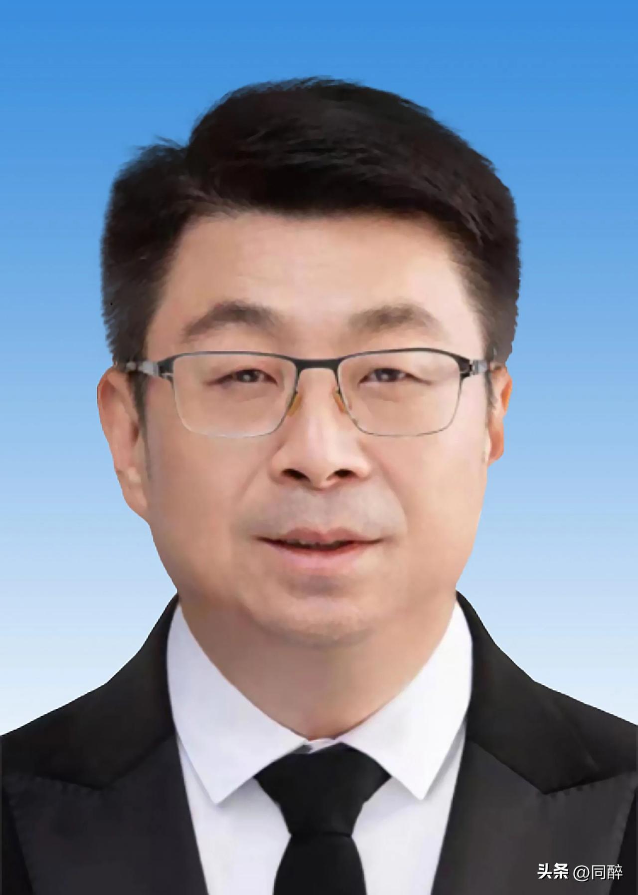 文质彬彬戴眼镜，笑眼眯眯失初心。
六十刚过被查落，违纪违法余生冰。

2026年