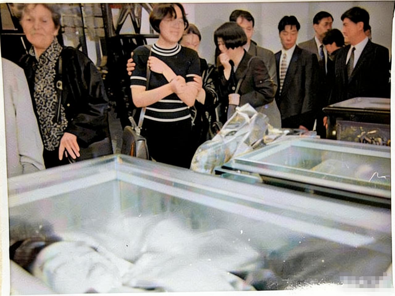 1999年，在南联盟轰炸中，三位遇难的烈士，邵云环、许杏虎、朱颖追悼会上，一张罕