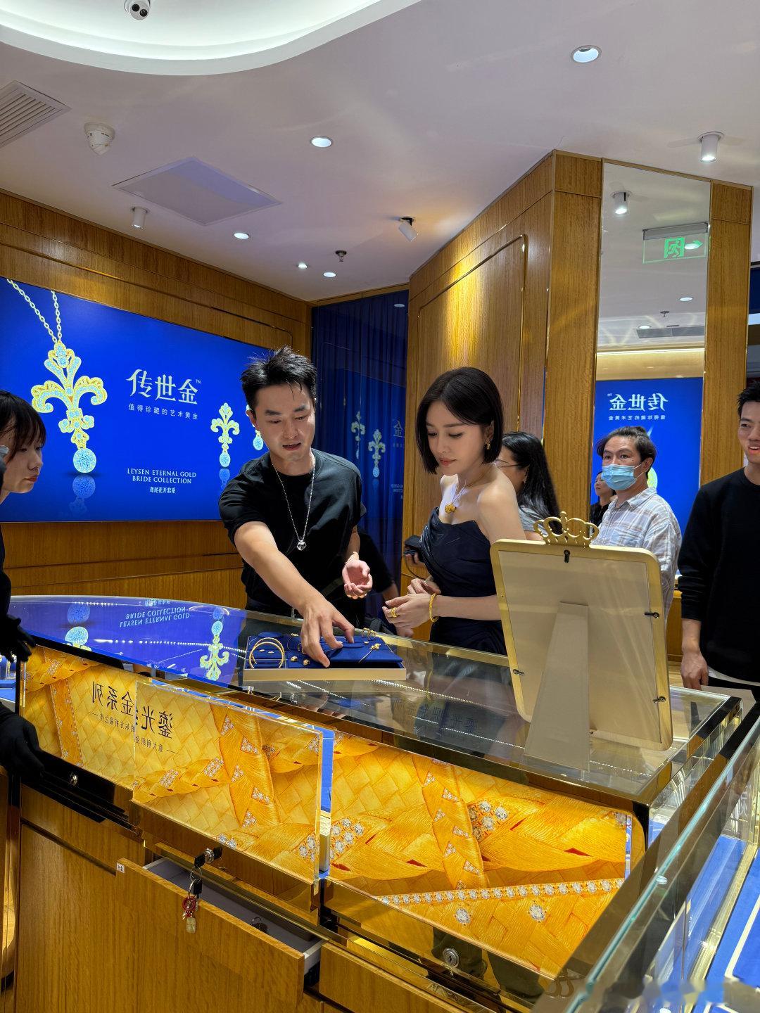 狠狠被秦岚惊艳到了，姐姐气质真是超绝，这状态美到犯规，谁不想和美女姐姐贴贴呢 ​