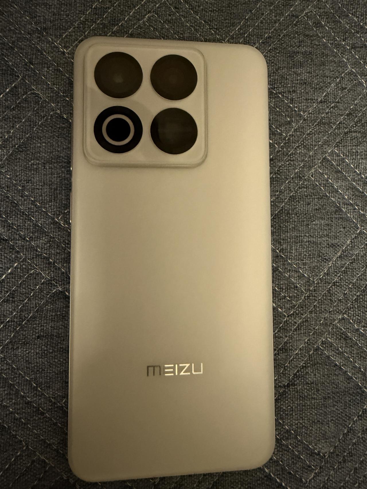 魅族22发布后，第一次看到真机。质感还在，设计啥的都在倒退。好好的“小三星”自己