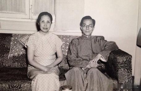 1962年，清华校长梅贻琦病逝。家人在整理他的遗物时，在病床底下竟然发现了一个手