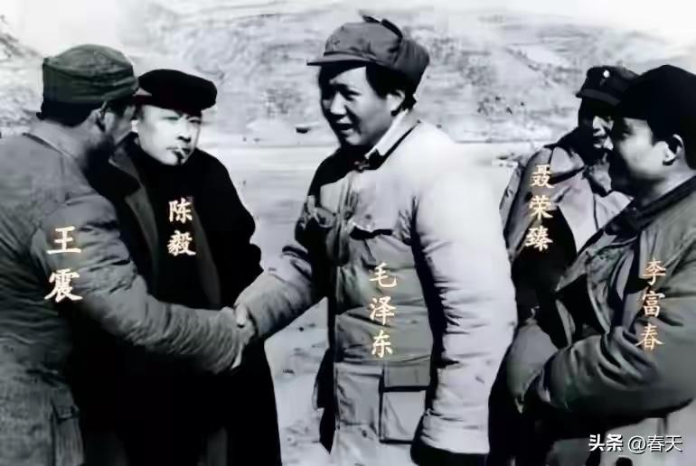 这是一张转战陕北照片。
毛泽东与王震、陈毅、聂荣臻、李富春相遇握手照片。

19