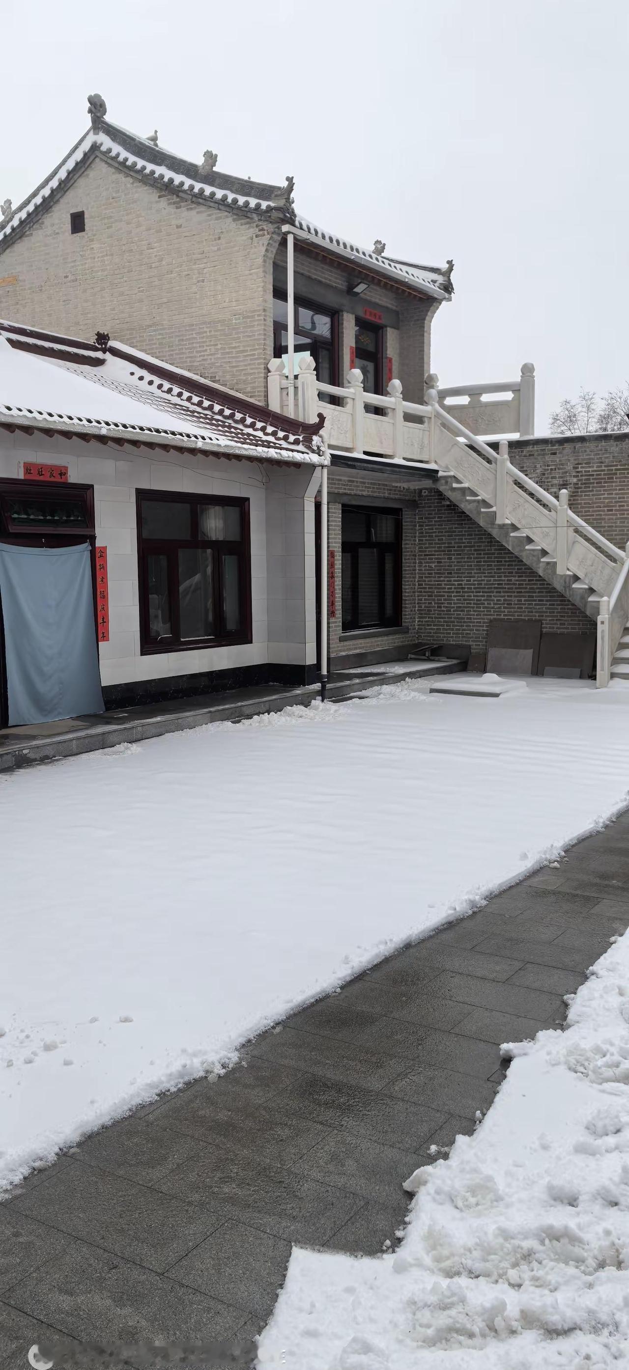 三月飘雪，是冬天的告别，是春天的重生。 春雪解人意 ！雪落万物生！又是一个倒春寒