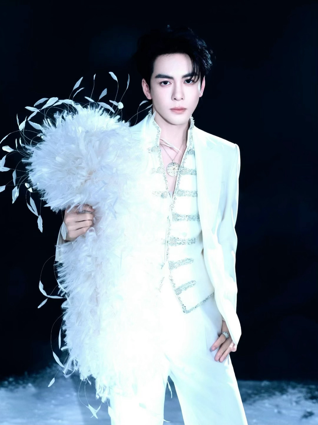 曾舜晞微博之夜出图，上身CHENEY CHAN Private特别定制，佩戴全套