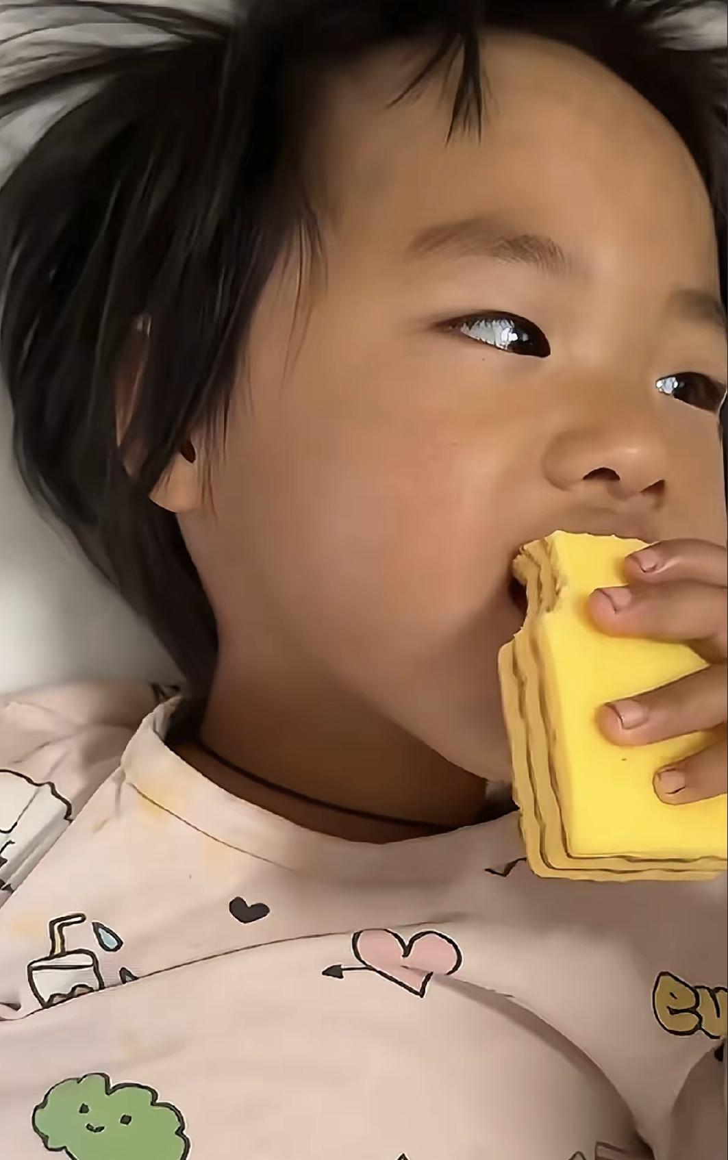 最近有个四岁女童丁一走失的新闻一直没结束。孩子在冷天里流浪了好几天被找到，现在还