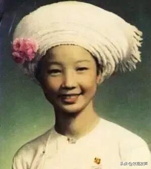 1944 年，她出生在云南西双版纳。1954 年就进入西双版纳州民族文工队，开启