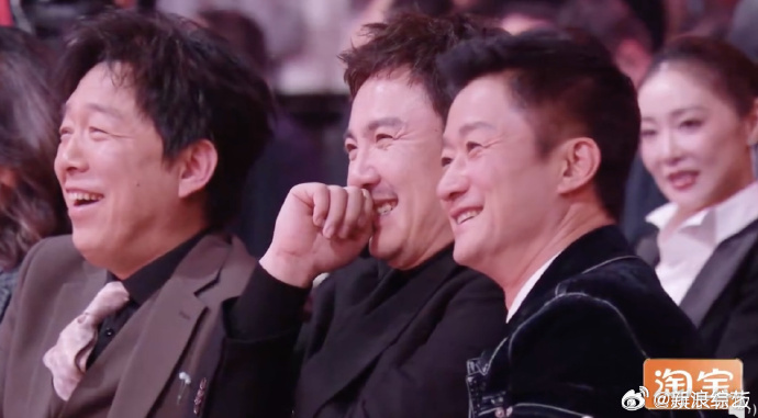 邓超把沈腾聊害羞了 上台后疯狂cue，直接把腾哥聊到害羞低头，不愧是内娱魔丸！ 