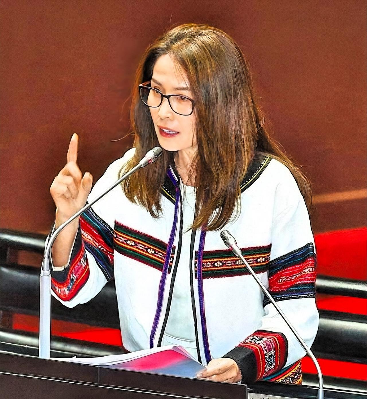 说起高金素梅，她在台湾政坛确实是个特别的存在。很多人注意到她，不光因为她是原住民