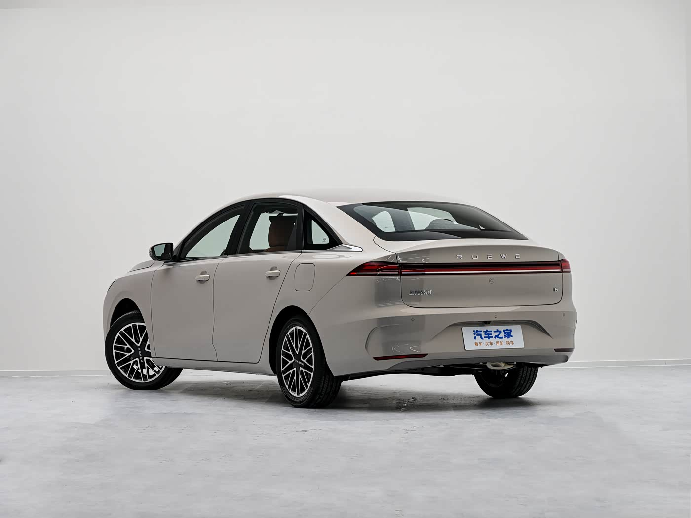 全新荣威i6内饰发布，配备15.6英寸2.5K中控大屏，将于4月上市。 