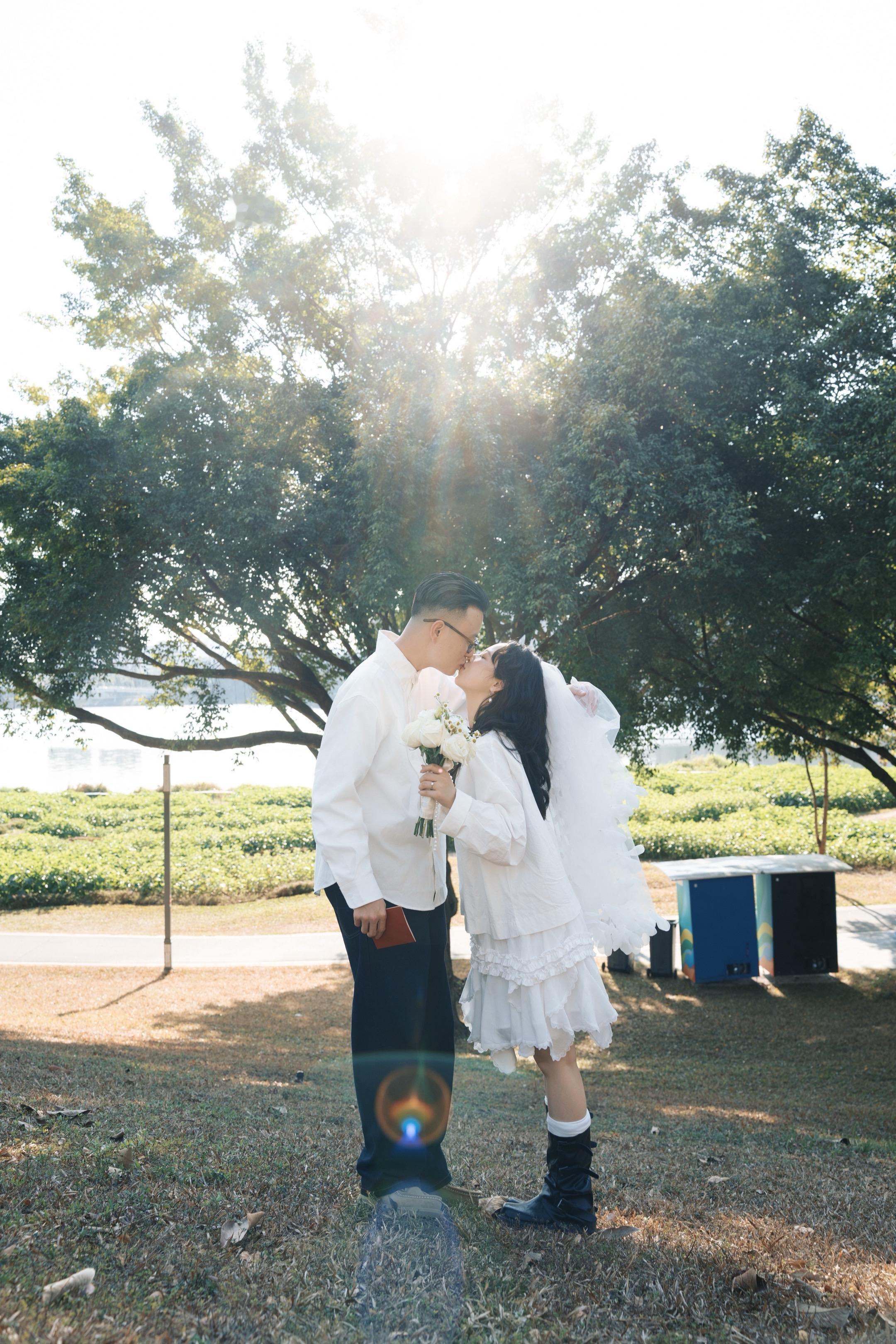 领证那天阳光撒在脸上。