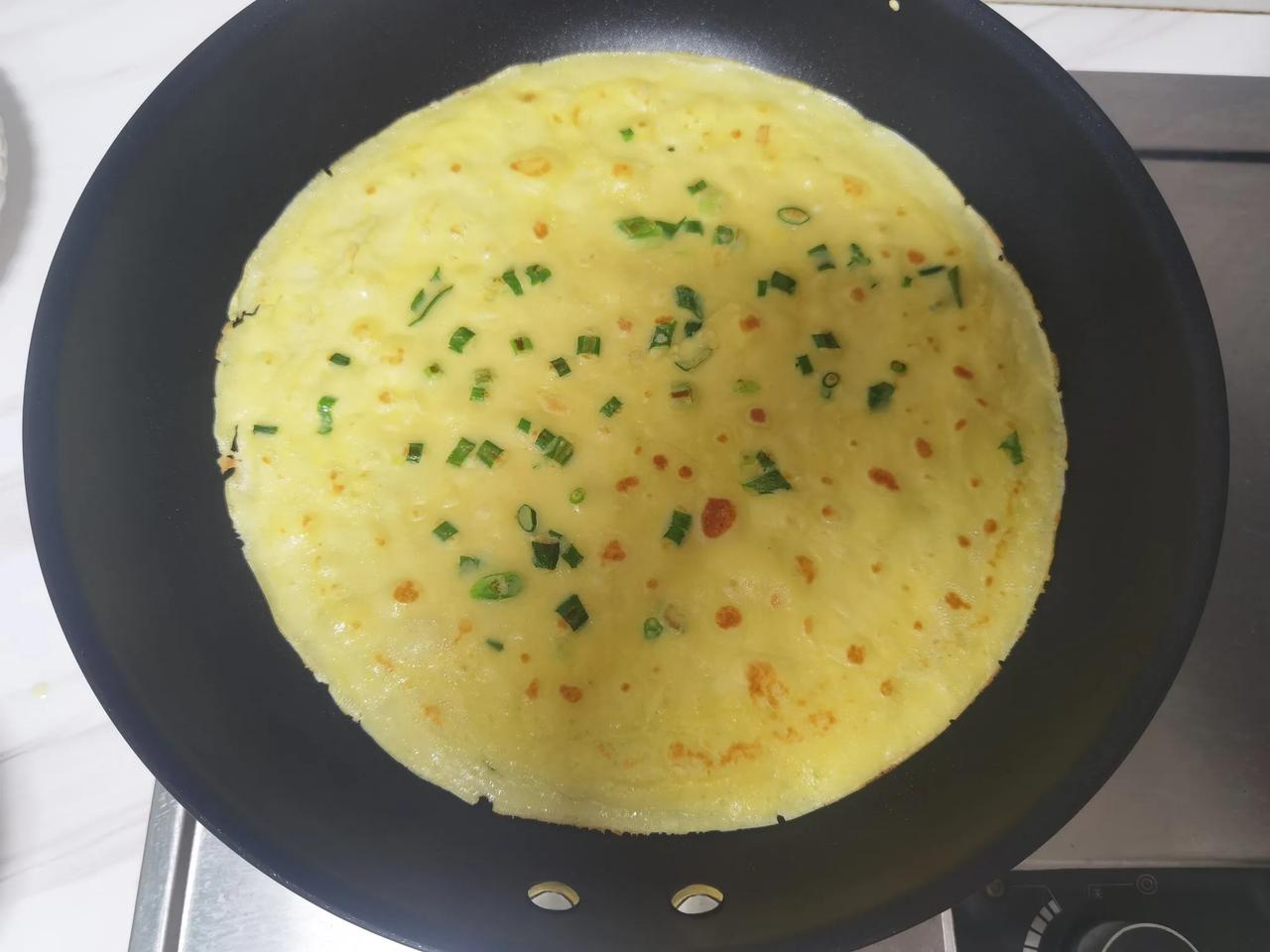 鸡蛋饼，每次偷懒的时候的面食，最简单最省时间，鸡蛋、水、面搅拌成稀酸奶状就可以，