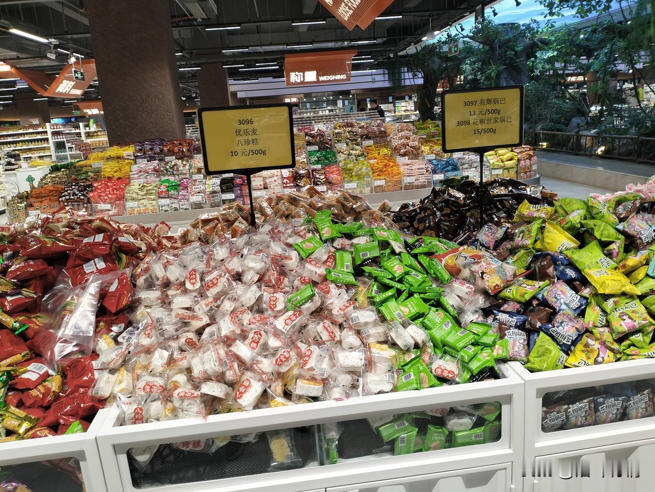 逛超市才发现，
蔬菜区和肉类区人山人海，
零食和饮料区几乎没人，
难道是大家都不