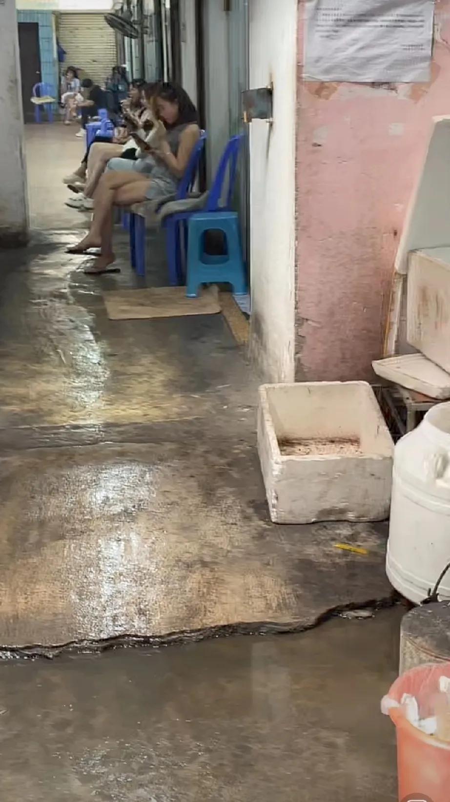 在越南河内做生意的网友拍的。

他店铺后面有一家发廊。雇了二十多个年轻的小姑娘当