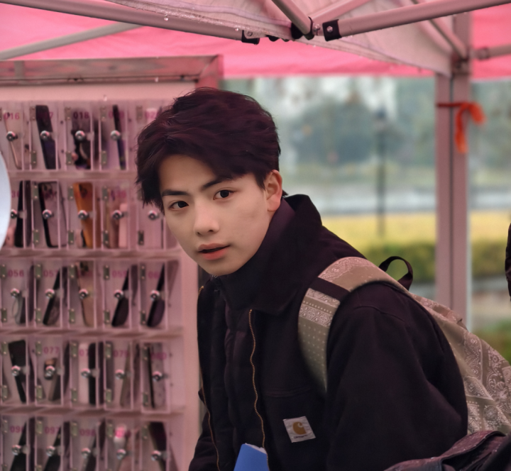 漂亮女生贴了十多个暖宝宝，冷风中走向考场！全国高颜值考生这几天直奔杭州下沙，甘肃双胞胎兄弟非常抢镜