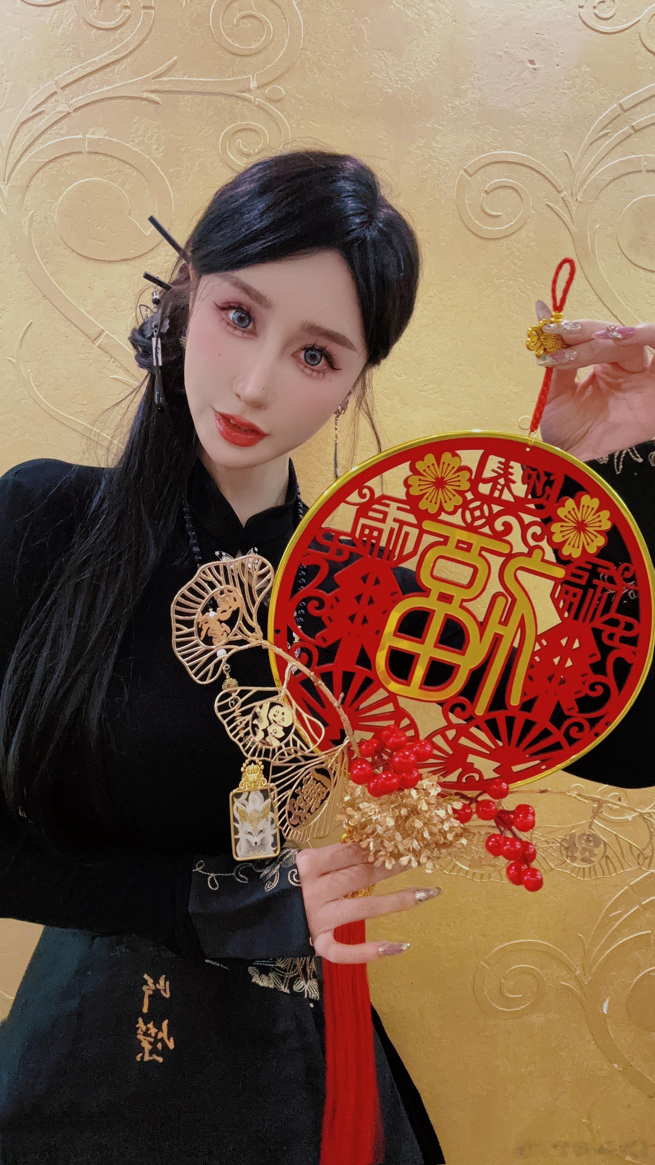 ㊗️大家新年快乐呦～多多发财💰、事事顺利[拥抱]  ​​​