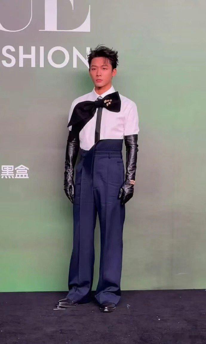 张晚意 红温洗碗工感觉他自己也很难受，很别扭，浑身不自在，全身紧绷！太难为他参加