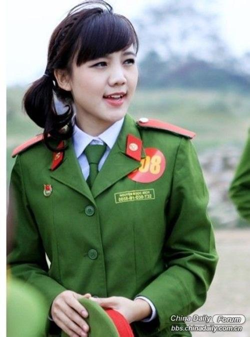 越南警校女学员，越南警校制服和正式警察不一样，胸前有方框里边有字