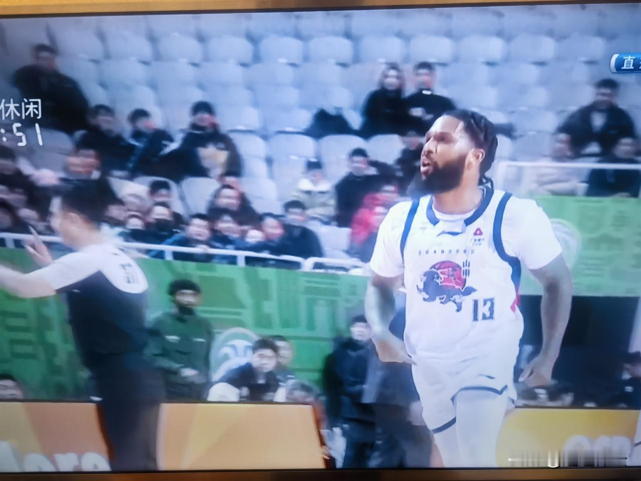 鲍威尔联手高诗岩在第四节连续四个3分，纪敏尚亲自场下迎接，击掌庆祝！谁也没想到，
