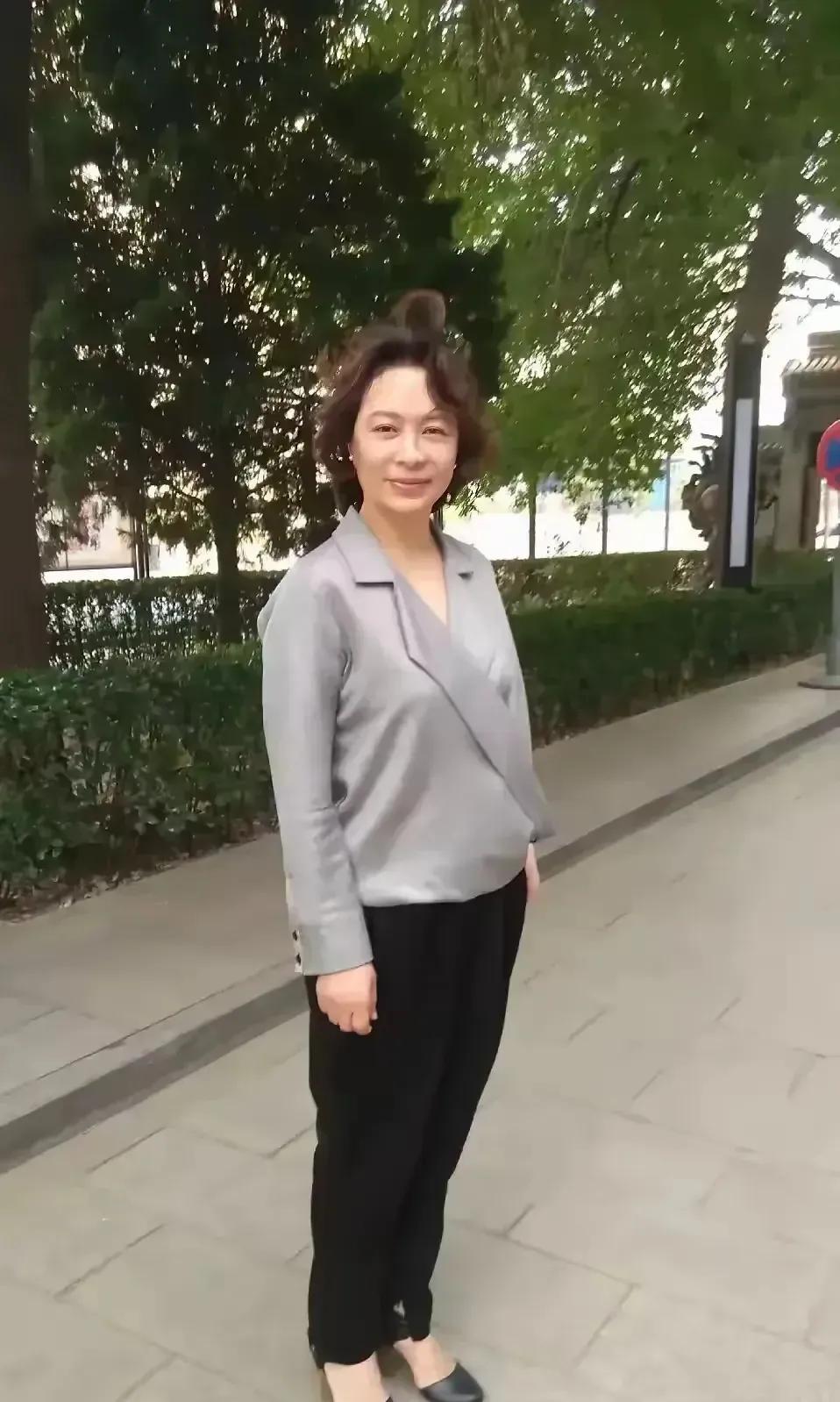 街头偶遇一位优雅端庄的老戏骨，她是谁？电视剧里经常会看到她，非常脸熟的一个实力派