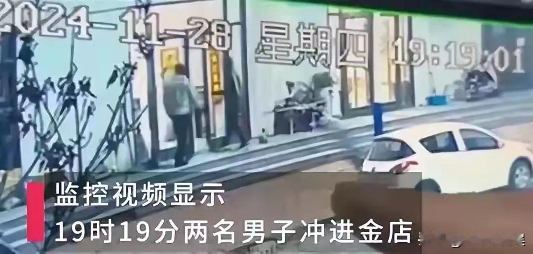 不是报道被抢金额高达一千多万吗？怎么到了劫匪手上只有几十万了，到底是哪个环节出了