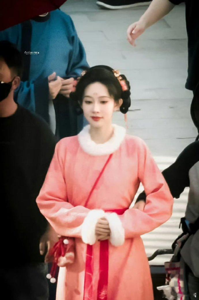 孟子义 草莓大福孟姐的甜美度超标了！这套造型和她的气质好搭软乎乎的样子，简直和甜