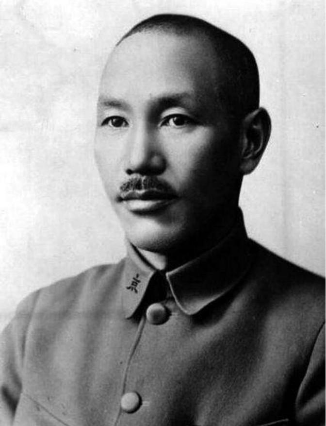 1955年，授衔仪式结束后，曾泽生流着泪说道：＂感谢彭老总，是他让我赢得了中将的