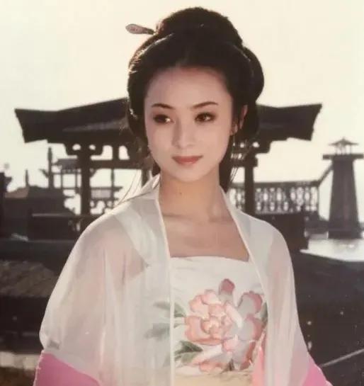 少女时代的蒋勤勤真是美出了天际！
在上大学的第一天，蒋勤勤的美丽就吸引了无数人的