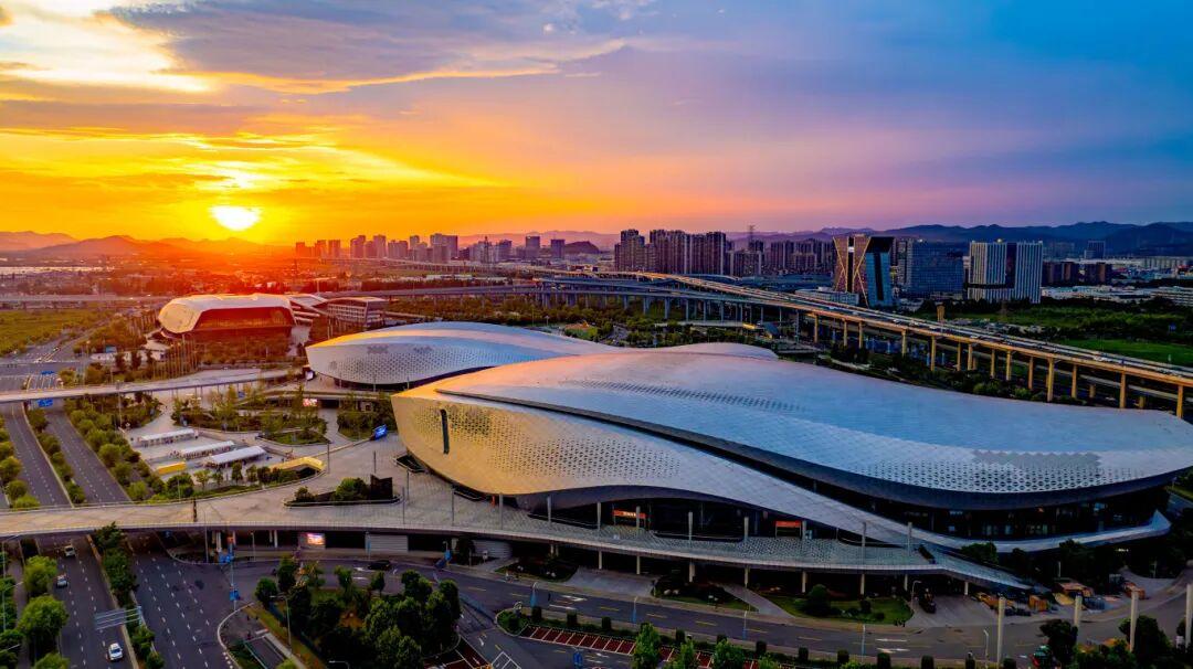 对于卢麒元一直强调、咱老百姓一直期待的“遗产税”，有用没用可以“边用边改革”。/