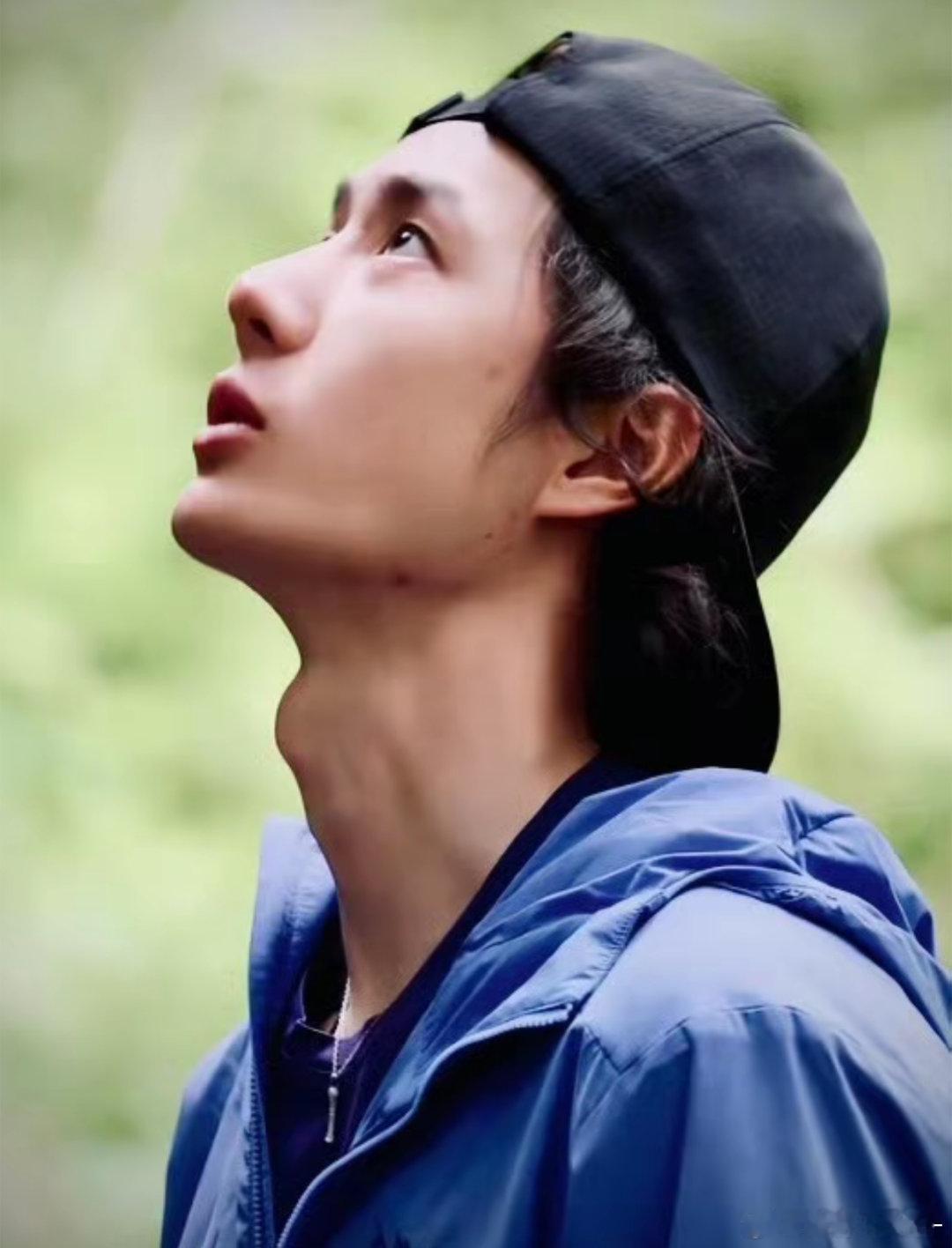 才发现一博攀岩的时候 小骨头项链出来了欸！稳稳的很安心！就这样带着战战送的骨头项