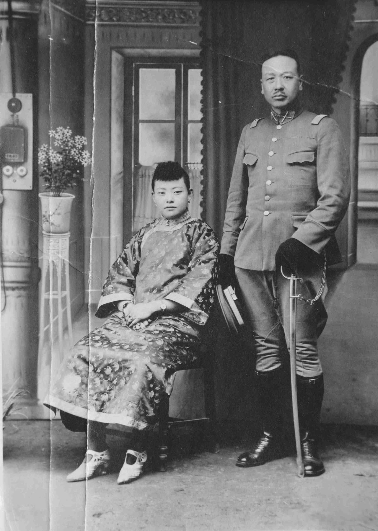 老照片里穿少将服的男子，真就是马福祥？军衔对不上，身份也存疑

网上流传一张19