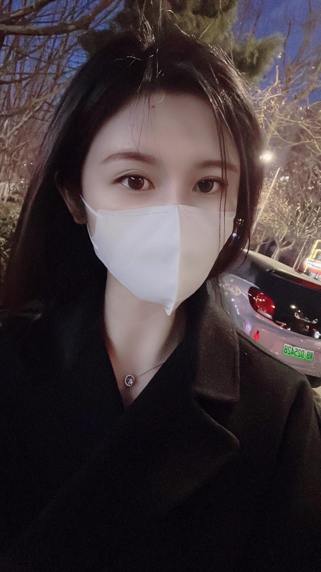 总想做个连发丝都温柔的人 可是一路风太大 吹的温柔支离破碎……