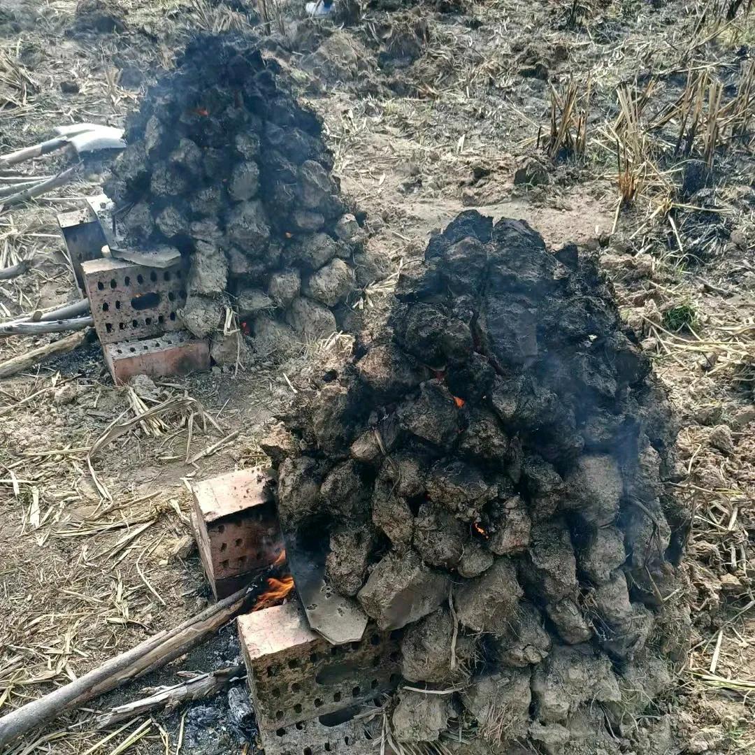 在缺衣少食的年代，年味更重，原因主要有以下几点：
 在缺衣少食的年代，窑番薯都是