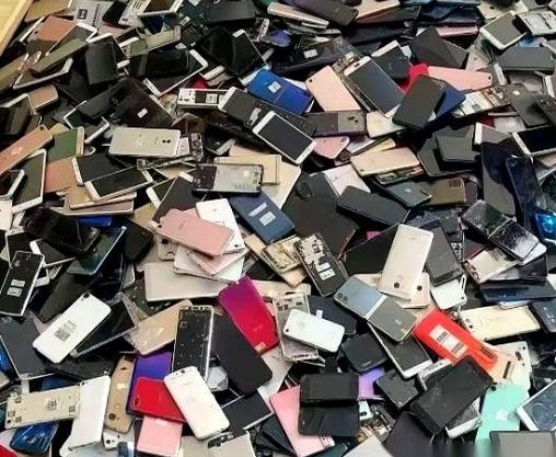 高价收手机这事儿，千万别碰。
他们嘴里说的“提炼黄金”，从头到尾就是个幌子，真正