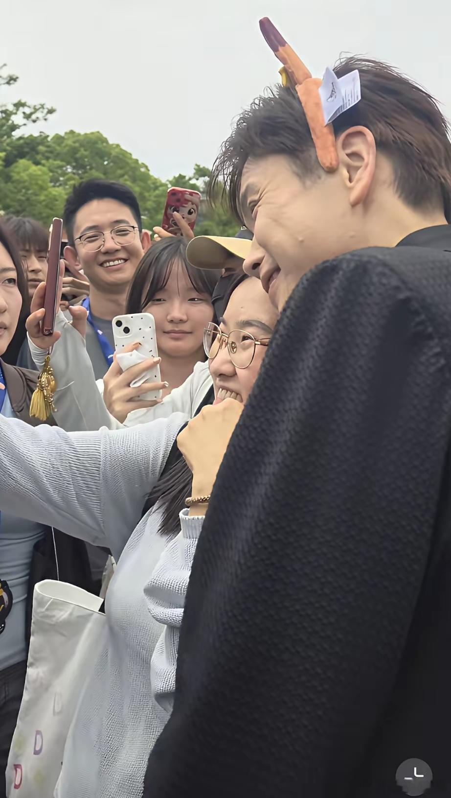 昨天，追觅CEO俞浩真的带万名员工游上海迪士尼了！他戴了迪士尼发卡，没带保镖，在