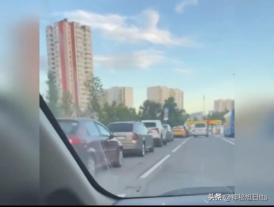 在普京为期三天的特别行动进入第五个年头，俄罗斯群众为了加油不得不睡在车上

如今
