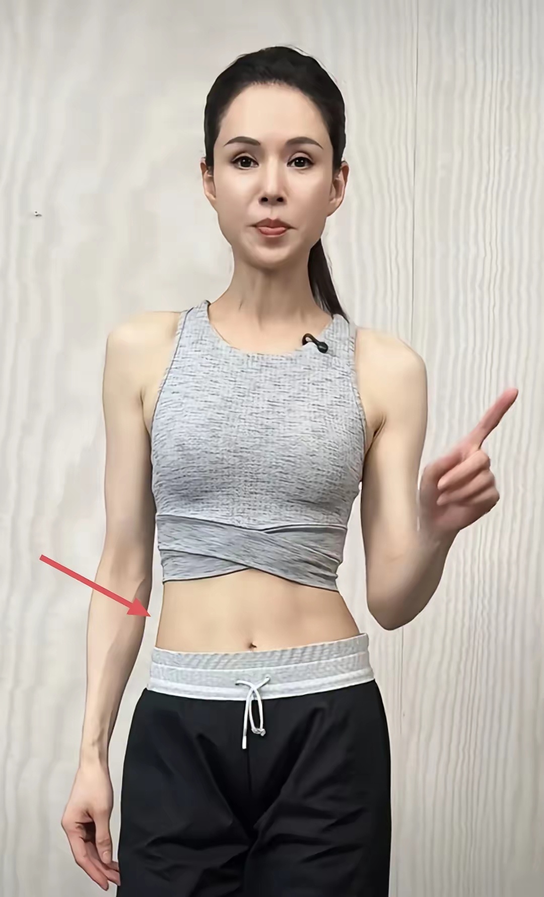 59岁李若彤健身照曝光，给所有人提了个醒，尤其是女性，如果你选择单身，不管你工作