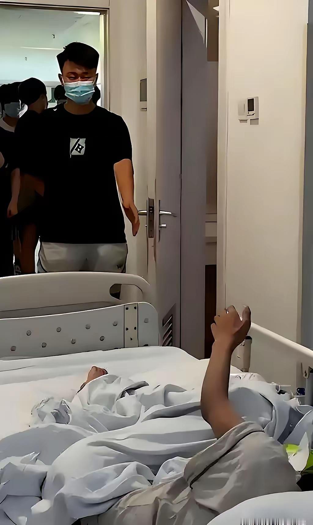我简直不敢相信自己的耳朵。
今天早上，我们学校那个次次考第一的孩子，火化了。
才