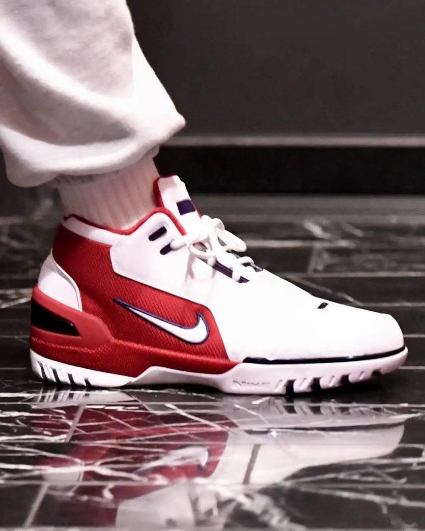 控卫GoAT库里又致敬詹姆斯了。库里在上周与骑士的赛前上脚詹姆斯初代签名鞋。 